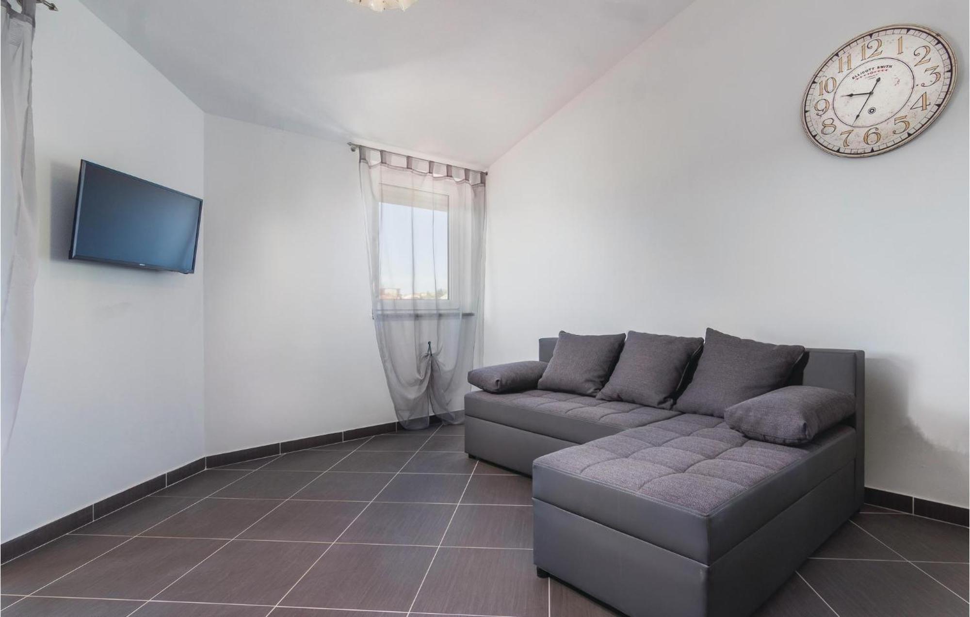 8 Bedroom Awesome Home In PUY 외부 사진