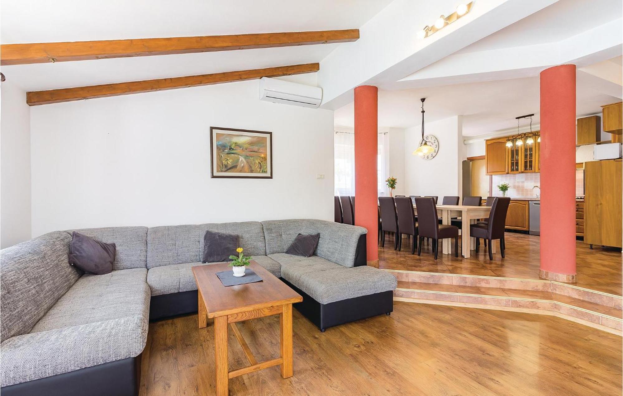 8 Bedroom Awesome Home In PUY 외부 사진