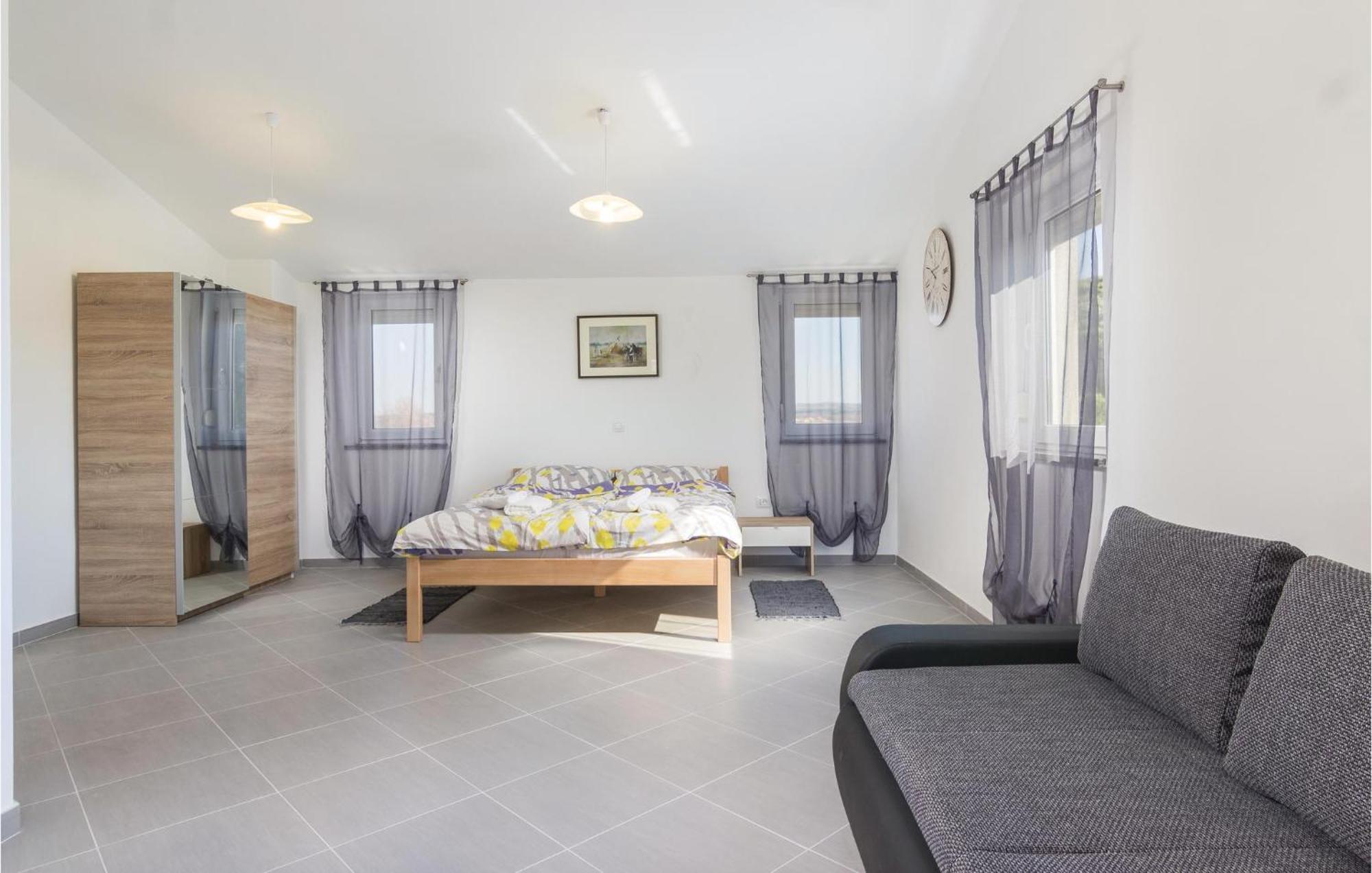 8 Bedroom Awesome Home In PUY 외부 사진