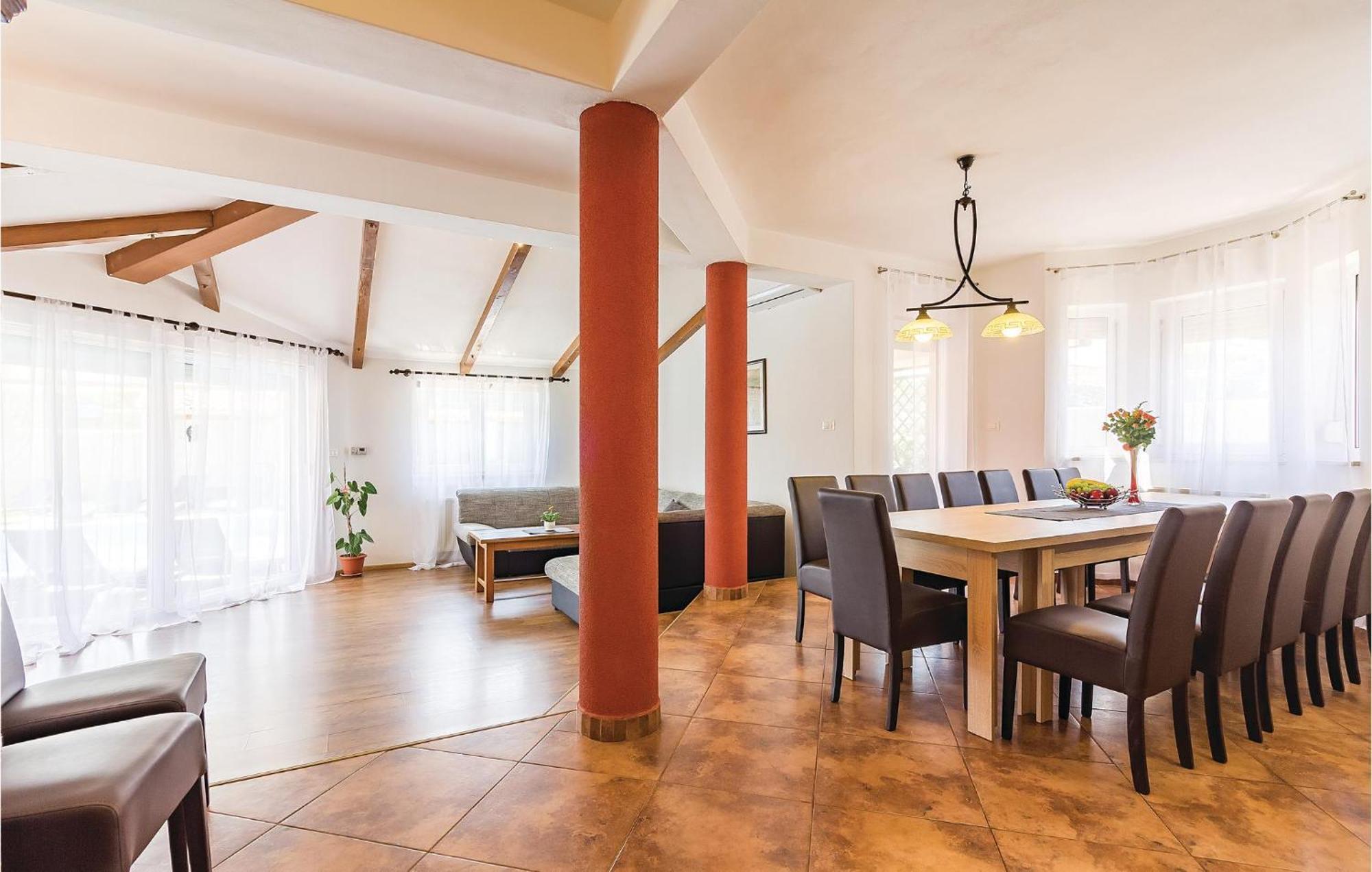 8 Bedroom Awesome Home In PUY 외부 사진