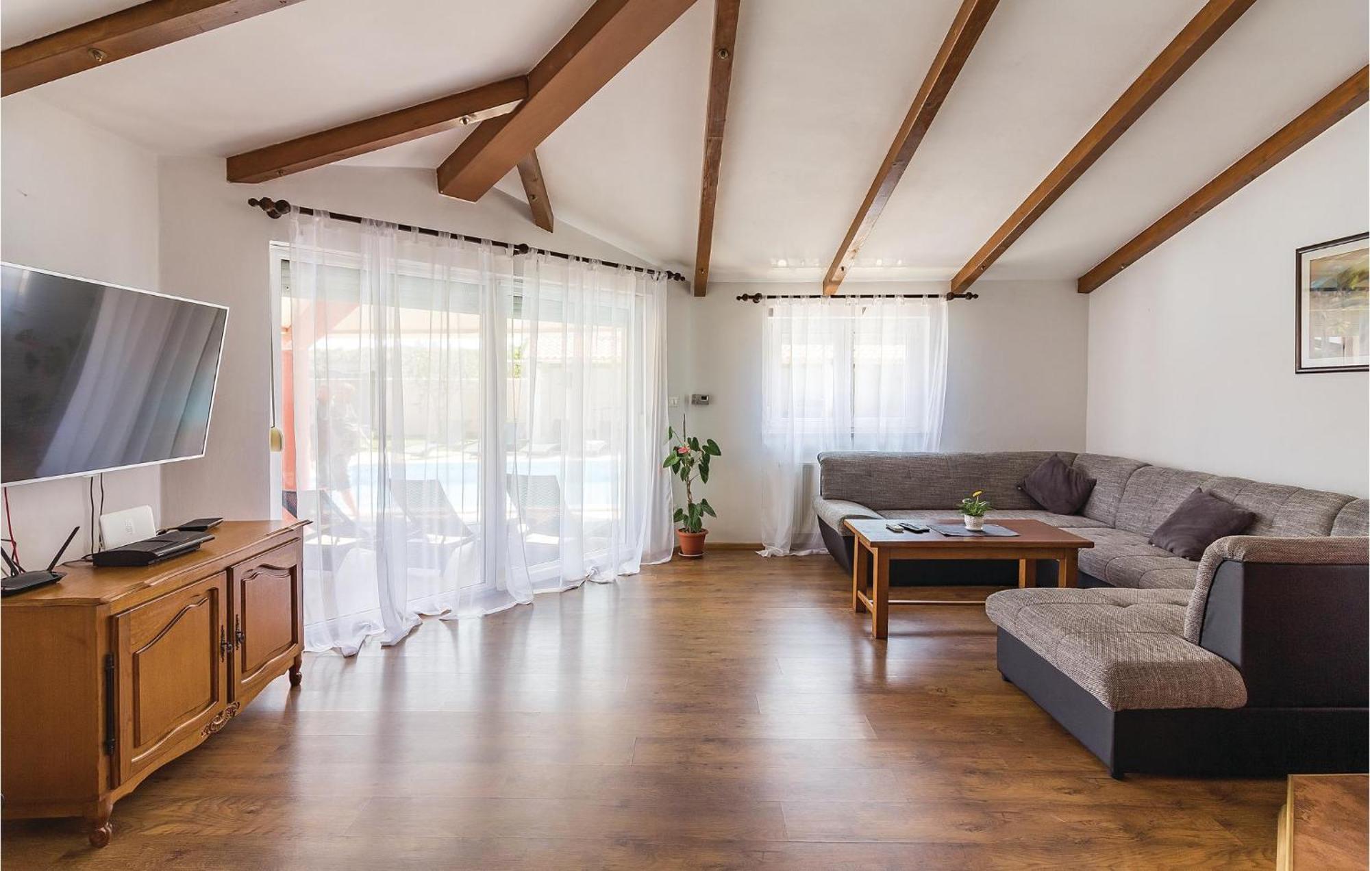 8 Bedroom Awesome Home In PUY 외부 사진