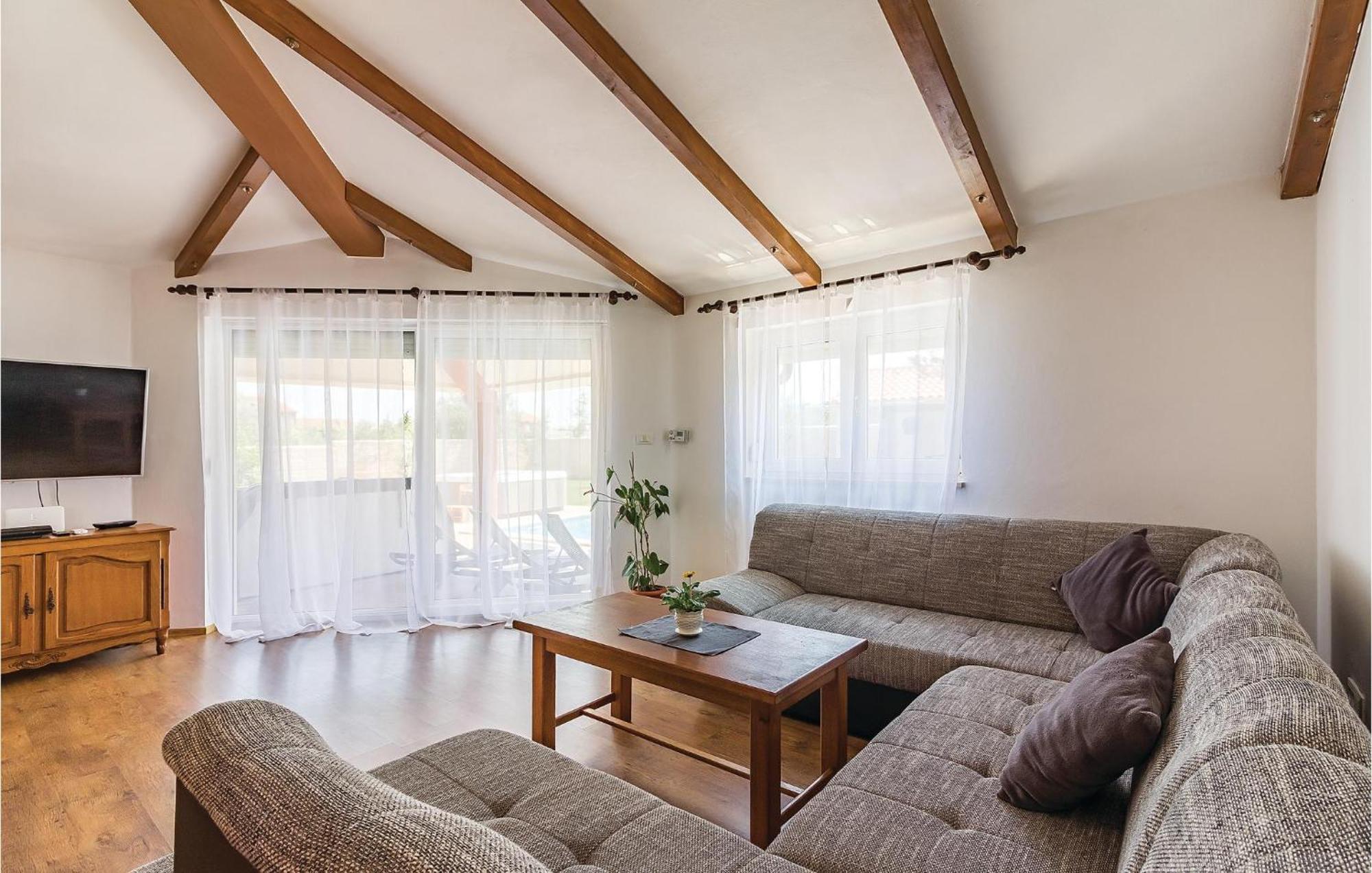 8 Bedroom Awesome Home In PUY 외부 사진