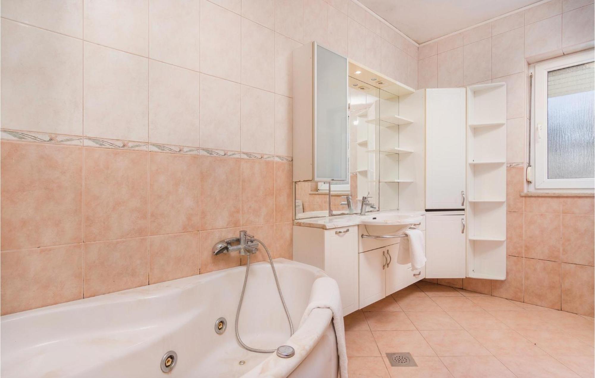 8 Bedroom Awesome Home In PUY 외부 사진