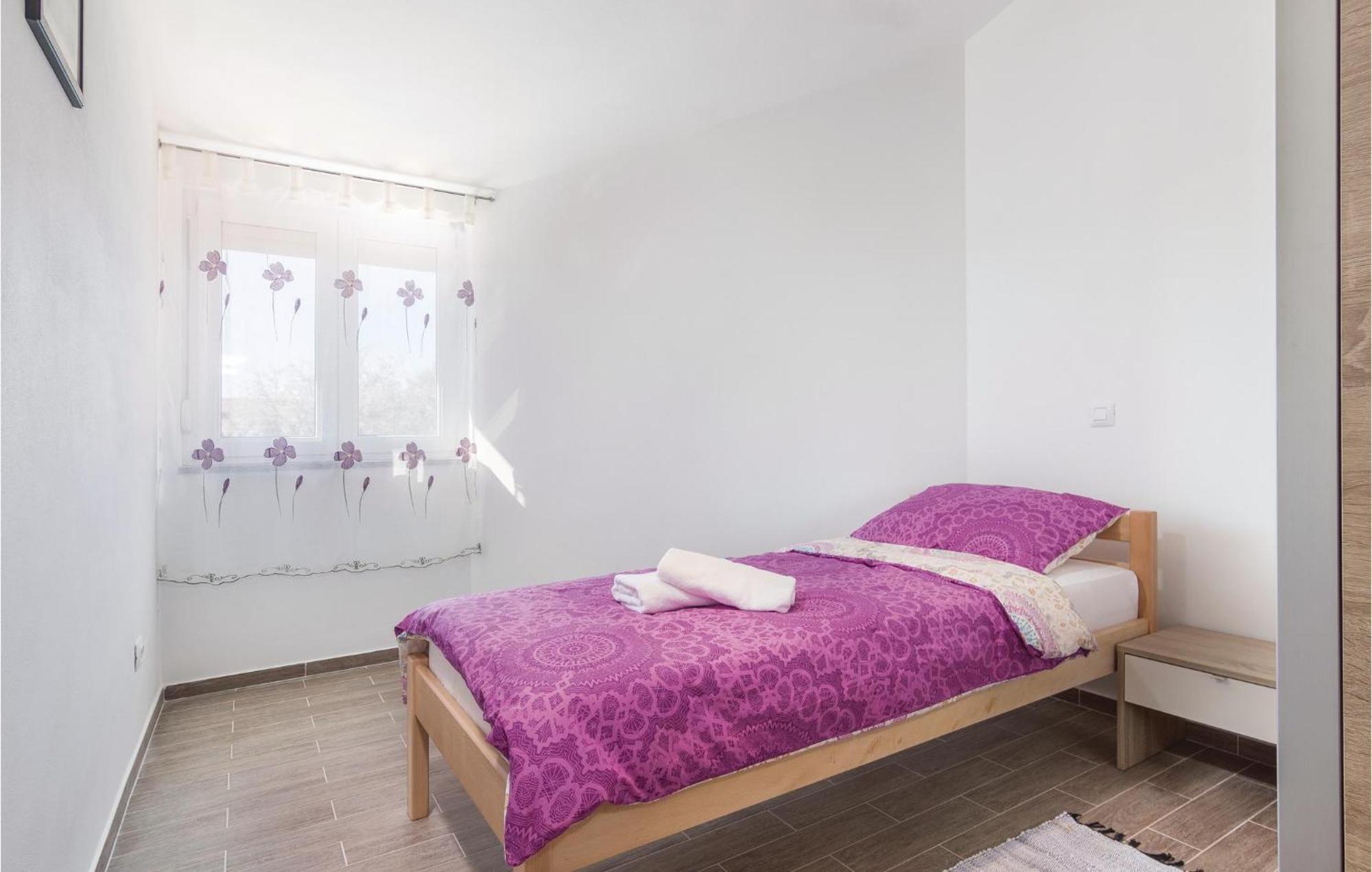 8 Bedroom Awesome Home In PUY 외부 사진