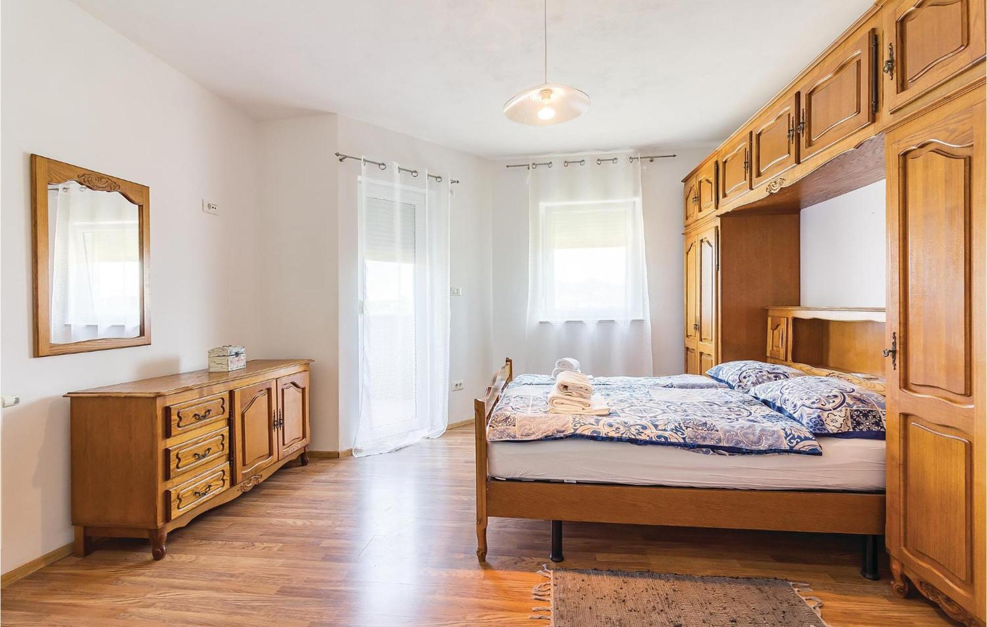8 Bedroom Awesome Home In PUY 외부 사진